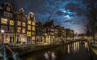 Картинка облака, Нидерланды, город, велосипеды, дома, Голландия, освещение, ночь, набережная, канал, фонари, Амстердам