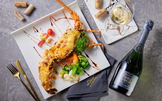 Картинка омар, шампанское, соус, салат