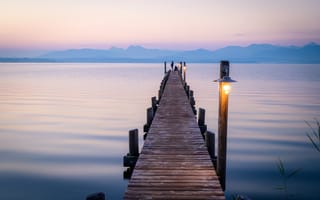 Картинка озеро, берег, Германия, причал, Chiemsee, фонари, столбы, утро