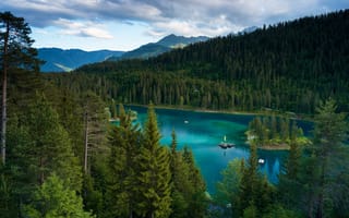 Картинка лес, облака, горы, берег, ели, островок, вид, озеро