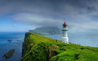 Картинка облака, пейзаж, скалы, Фарерские острова, Мичинес, Фареры, маяк, океан, туман, остров