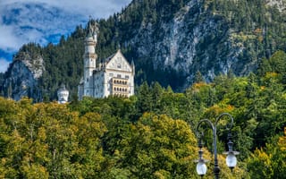 Картинка лес, Bavarian Alps, Neuschwanstein Castle, Бавария, замок, Баварские Альпы, Замок Нойшванштайн, Germany, Bavaria, горы, Германия, Schwangau, фонарь, скалы, Швангау