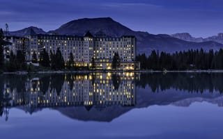 Картинка Lake Louise, освещение, сумерки, вечер, Национальный Парк, Canada, Альберта, озеро, горы, отель, Banff National Park, Банф, Канада, отражение, Alberta