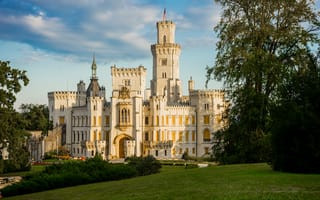 Картинка архитектура, город, Чехия, дворец, поляна, деревья, облака, лужайка