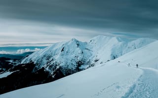 Картинка зима, дорога, снег, тучи, пасмурно, облака, горы, небо