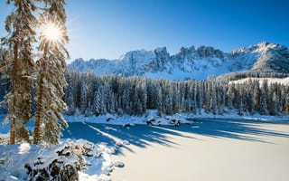 Картинка зима, лес, горы, замёрзшее озеро, Италия, South Tyrol, снег, Lago di Carezza, Italy, Karersee, Доломитовые Альпы, Озеро Карецца, Южный Тироль, Dolomites
