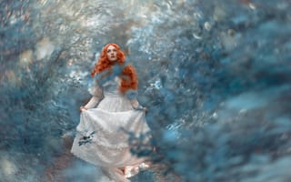 Картинка девушка, настроение, рыжая, Tanya Markova, рыжеволосая, размытость, белое платье, длинные волосы