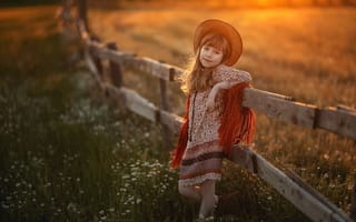 Картинка поле, природа, закат, забор, травы, вечер, девочка, ребёнок, ограждение, Марина Еленчук, шляпа
