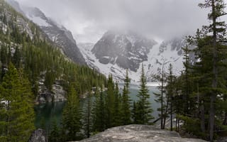 Картинка зима, небо, озеро, горы, деревья, облака, Colchuck Lake, USA, снег, тучи, природа, США, скалы