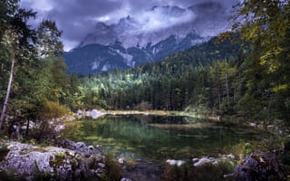 Картинка небо, облака, горы, скалы, тучи, озеро, деревья, природа