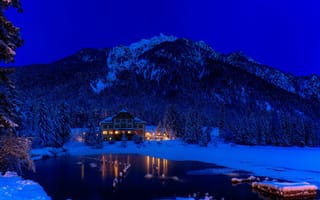 Картинка зима, лес, Italy, Южный Тироль, озеро, Dolomites, South Tyrol, Toblacher See, дом, ели, снег, Италия, ночь, Доломитовые Альпы, Lago di Dobbiaco, горы
