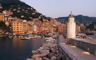 Картинка горы, катера, панорама, Camogli, камни, здания, маяк, бухта, яхты, Италия, лодки, Лигурийское море, дома, Italia, валуны, порт