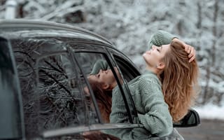 Обои машина, Виктория Носачёва, поза, настроение, девушка, свитер, закрытые глаза, авто, волосы, лицо
