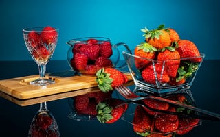 Картинка отражение, бокал, Вячеслав Захаров, натюрморт, вазочка, малина, вилка, ягоды, клубника