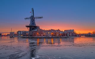 Картинка зима, закат, Нидерланды, дома, здания, Netherlands, река, мельница