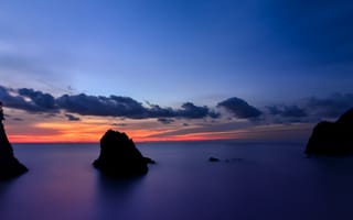 Картинка штиль, скалы, остров, Япония, вечер, оранжевый, префектура Сидзуока, синее, небо, закат, облака, океан, берег