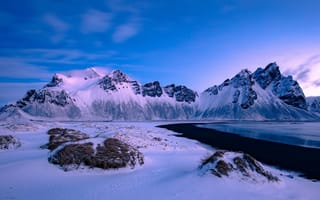Картинка зима, море, побережье, Hornafjörður, Исландия, Стокснес, горы, Гора Вестрахорн, Фьорд Хорнафьордюр, Iceland, Stokksnes, снег, Vestrahorn Mountain