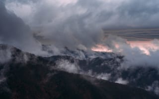 Картинка лес, небо, природа, тучи, туман, деревья, горы, закат