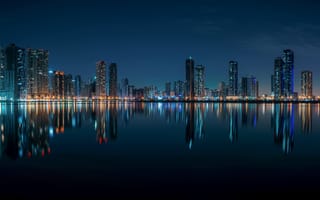 Картинка вода, Шарджа, здания, ОАЭ, UAE, Persian Gulf, отражение, ночной город, небоскрёбы, дома, Sharjah, Персидский залив