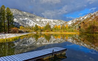 Картинка осень, деревья, Йеллоустоун, Йеллоустонский национальный парк, Wyoming, отражение, горы, озеро, Вайоминг, Yellowstone National Park, мостки