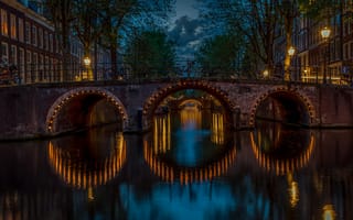 Картинка деревья, мост, Нидерланды, Keizersgracht Canal, Amsterdam, велосипеды, фонари, здания, Амстердам, ночной город, Netherlands, дома, канал, Kees Fensbrug, Канал Кайзерграхт, иллюминация