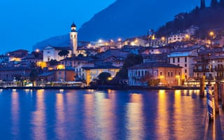 Картинка озеро, Lake Garda, Лимоне-суль-Гарда, Limone sul Garda, Озеро Гарда, Италия, Italy, Ломбардия, здания, дома, Lombardy, ночной город