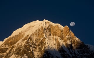 Картинка небо, снег, природа, луна, вечер, скала, гора