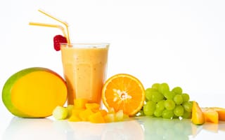Картинка стакан, ягоды, трубочки, напиток, смузи, фрукты, манго, апельсин, виноград