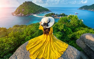 Картинка море, камни, пейзаж, шляпа, остров, валуны, Тайланд, девушка, жёлтое платье