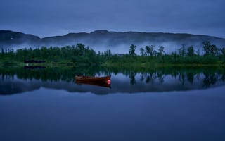 Картинка деревья, горы, Норвегия, Langvatnet Lake, озеро, Norway, отражение, Озеро Лангватн, лодка, Sulitjelma