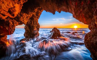 Картинка закат, океан, Тихий океан, Малибу, California, El Matador State Beach, Калифорния, грот, Pacific Ocean, скалы, Malibu, прибой