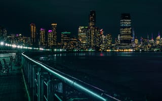Картинка ночь, огни, небоскребы, берег, Нью-Йорк, здания, ограждение, отражение