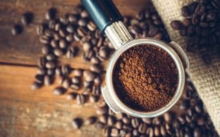 Картинка доски, кофе, мешковина, кофейные зерна, турка, боке, молот, порошок