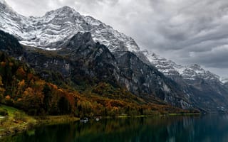Картинка Switzerland, autumn, lake, rocks, mountains, mounts, boats, shore