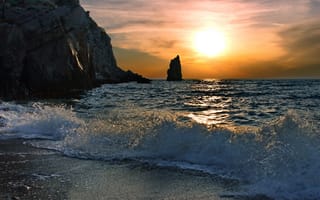 Обои море, скалы, волны, утро, пейзаж, всплеск, небо, лучи, вода, берег, брызги, природа, песок, солнце, свет, рассвет, волна, горизонт