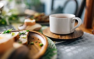 Картинка зелень, стол, лук, хлеб, завтрак, чай, тарелка, кухня