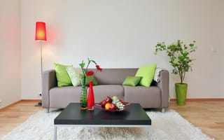 Обои комната, цветок, светильник, фрукты, вазы, диван, столик, подушки