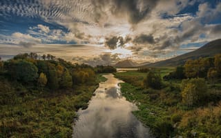 Картинка облака, деревья, river, растительность, речка, trees, простор, гора