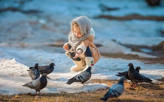 Картинка снег, птицы, весна, голуби, девочка, ребёнок, Ирина Ларина, кормление