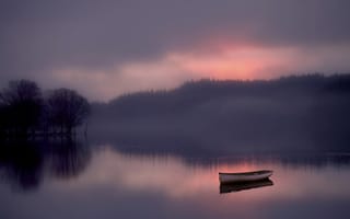 Картинка туман, лодка, рассвет, лес, озеро