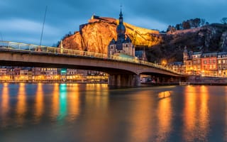 Картинка ночь, мост, река, освещение, гора, дома, город, здания