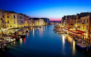 Картинка гондолы, освещение, лодки, здания, город, море, Гранд-канал, Венеция, отражение, Venice, вечер, закат, дома, Canal Grande, вода, Италия, Italy