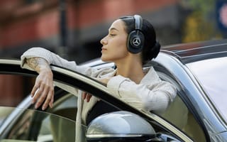 Картинка Mercedes-Benz, Девушка, Active Noise-Cancelling Wireless Headphones, Беспроводные наушники с активным шумоподавлением, Наушники, Master and Dynamic, Mercedes-Benz AG