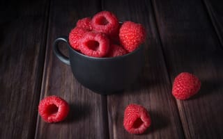 Картинка ягоды, малина, кружка, доски, Максим Чикунов
