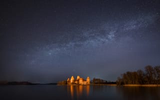 Обои Тракайский замок, ночь, звезды, озеро, небо, Литва, деревья, Млечный Путь