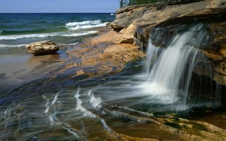 Картинка струи, берег, водопадик, камни, море, вода