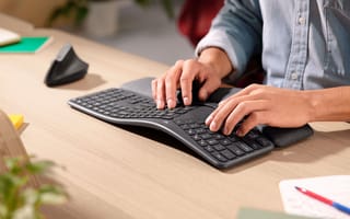 Картинка Руки, Мужчина, Logitech, Эргономичная клавиатура, Блютус, Bluetooth Ergonomic Keyboard, Logitech ERGO K860