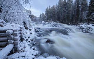 Картинка зима, снег, река, брёвна, леса, пейзаж, камни, природа