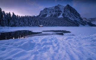 Картинка зима, лес, сугробы, Канадские Скалистые горы, Национальный парк Банф, снег, Canada, Banff National Park, горы, отражение, Canadian Rockies, Канада, Alberta, Lake Louise, домик, Альберта