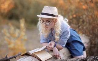 Картинка девушка, поза, Мурат Кужахметов, боке, очки, чтение, бревно, блондинка, книга, шляпа